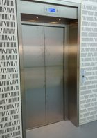 Ebbes Kleinsmedie elevatordør - stadig med fedtede fingre....fyh!